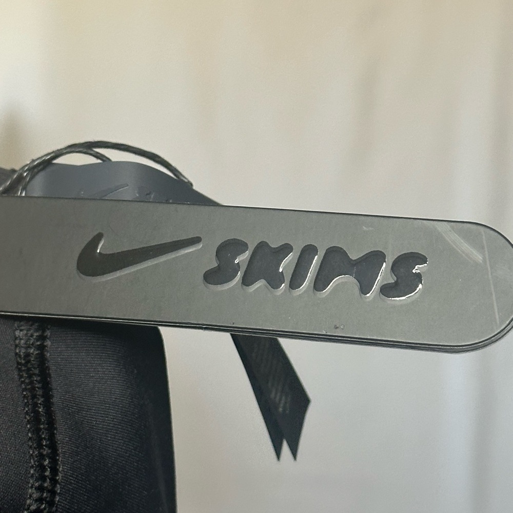 Nike Skims 5” Biker Short Medium - Picture 6 of 7